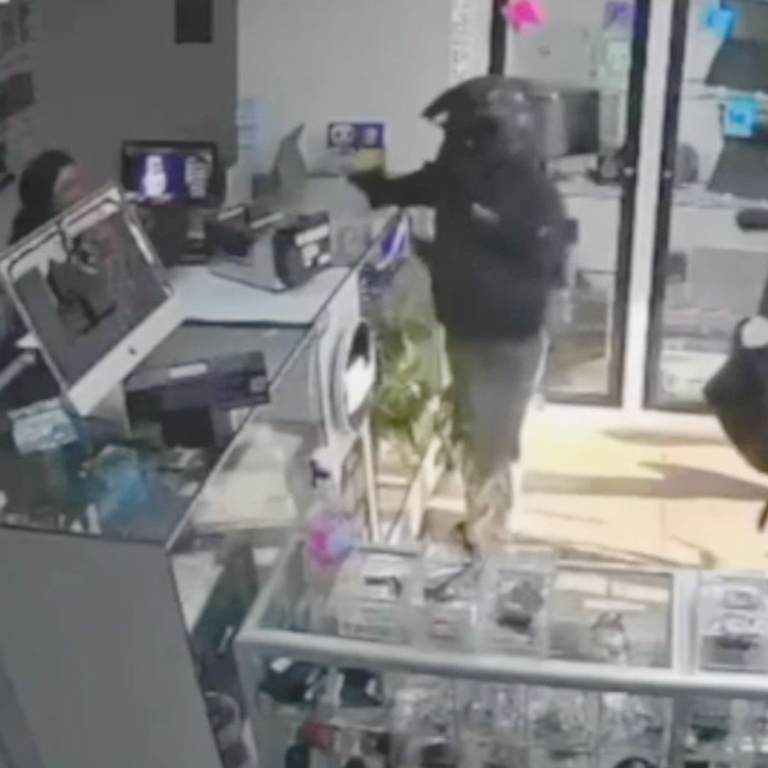 Ambos hombres entraron con casco de seguridad.